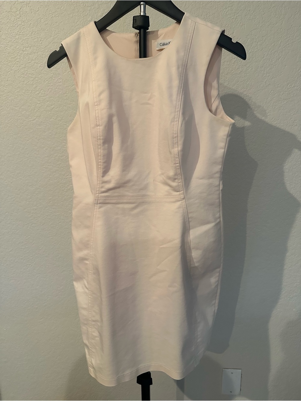 Calvin Klein Women's Sleeveless Sheath Dress in Light Pink Size 4